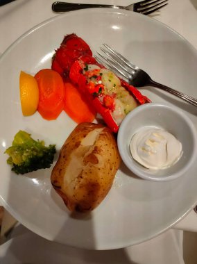 Soyut yolcu gemisi restoranındaki yemekte ıstakoz.