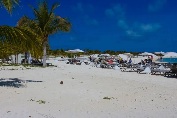 Lidé Odpočívající Pláži Ostrově Ocean Cay Bahamách Modrá Voda Bílý — Stock fotografie