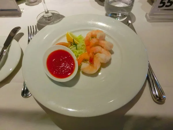 Γαρίδες Στο Δείπνο Στο Εστιατόριο Αφηρημένο Κρουαζιερόπλοιο — Φωτογραφία Αρχείου