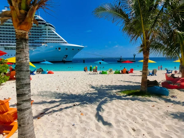 Bahamalar Daki Ocean Cay Adasındaki Plajda Dinlenen Insanlar Mavi Beyaz — Stok fotoğraf