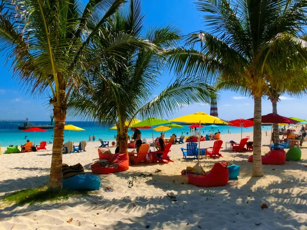 사람들은 하마의 해변에서 휴식을 취한다 — 스톡 사진