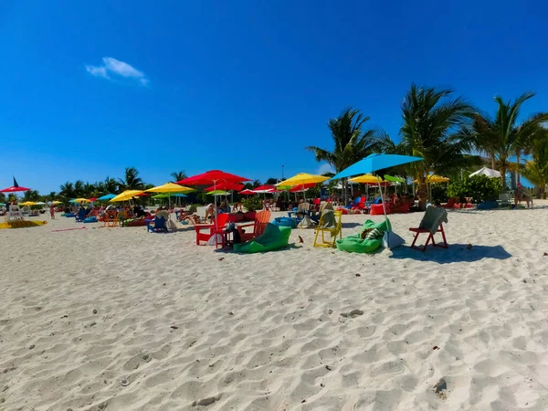 Personas Descansando Playa Ocean Cay Island Bahamas Agua Azul Arena — Foto de Stock