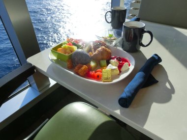 Soyut lüks yolcu gemisinde yemek odası büfesi. Modern yolcu gemisinde sağlıklı bir kahvaltı.