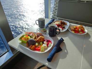 Soyut lüks yolcu gemisinde yemek odası büfesi. Modern yolcu gemisinde sağlıklı bir kahvaltı.