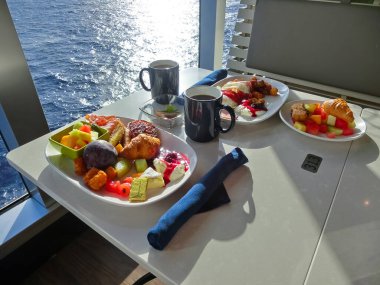 Soyut lüks yolcu gemisinde yemek odası büfesi. Modern yolcu gemisinde sağlıklı bir kahvaltı.