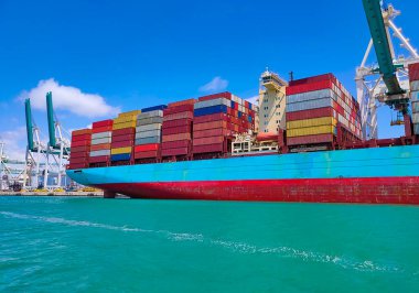 Miami limanındaki büyük konteynır gemisi, Amerika 'nın en büyük kargo limanlarından biri..