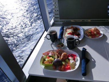 Soyut lüks yolcu gemisinde yemek odası büfesi. Modern yolcu gemisinde sağlıklı bir kahvaltı.