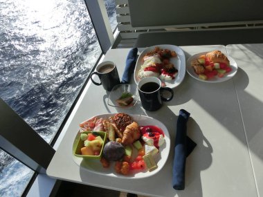 Soyut lüks yolcu gemisinde yemek odası büfesi. Modern yolcu gemisinde sağlıklı bir kahvaltı.