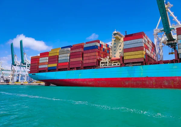 Miami limanındaki büyük konteynır gemisi, Amerika 'nın en büyük kargo limanlarından biri..