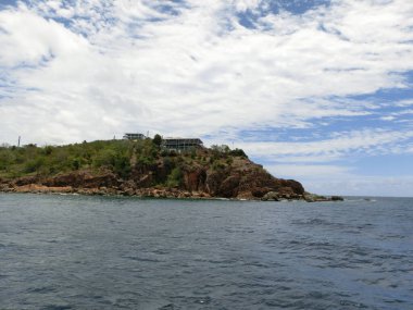St. Thomas, USVI. ABD Virgin Adalarından birinde yeşil kıyı şeridi görüntüsü.