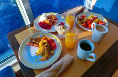 Soyut lüks yolcu gemisinde yemek odası büfesi. Modern yolcu gemisinde sağlıklı bir kahvaltı.