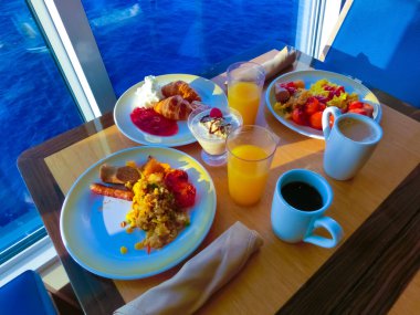 Soyut lüks yolcu gemisinde yemek odası büfesi. Modern yolcu gemisinde sağlıklı bir kahvaltı.