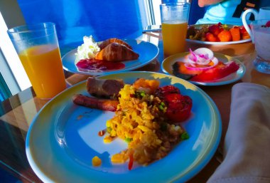 Soyut lüks yolcu gemisinde yemek odası büfesi. Modern yolcu gemisinde sağlıklı bir kahvaltı.