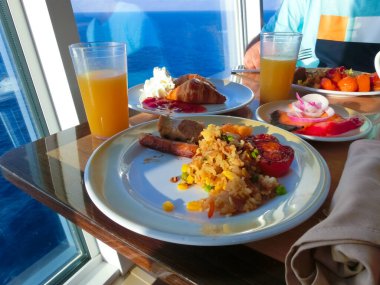 Soyut lüks yolcu gemisinde yemek odası büfesi. Modern yolcu gemisinde sağlıklı bir kahvaltı.