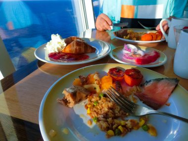 Soyut lüks yolcu gemisinde yemek odası büfesi. Modern yolcu gemisinde sağlıklı bir kahvaltı.