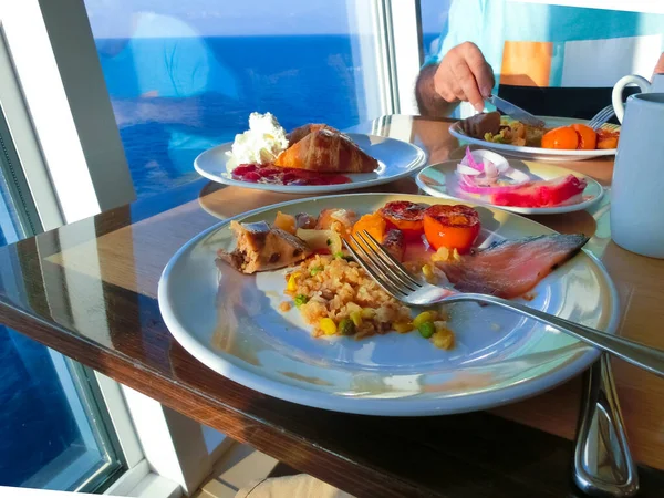 Soyut lüks yolcu gemisinde yemek odası büfesi. Modern yolcu gemisinde sağlıklı bir kahvaltı.