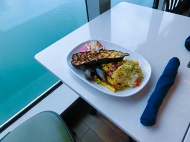 Soyut lüks yolcu gemisinde yemek odası büfesi. Modern yolcu gemisinde sağlıklı bir kahvaltı.