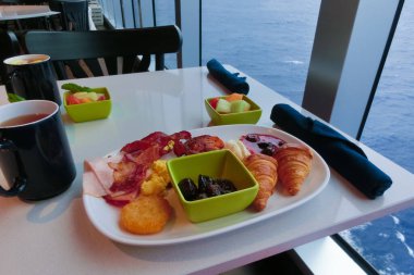 Soyut lüks yolcu gemisinde yemek odası büfesi. Modern yolcu gemisinde sağlıklı bir kahvaltı.