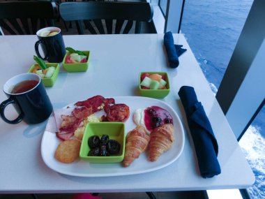 Soyut lüks yolcu gemisinde yemek odası büfesi. Modern yolcu gemisinde sağlıklı bir kahvaltı.