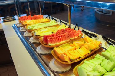 Soyut lüks yolcu gemisinde yemek odası büfesi. Seçici odaklanma. sebze ve meyve tabakları