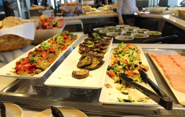 Yemek odası büfe soyut lüks gemide gemisi. Seçici odak. sebze yemekleri