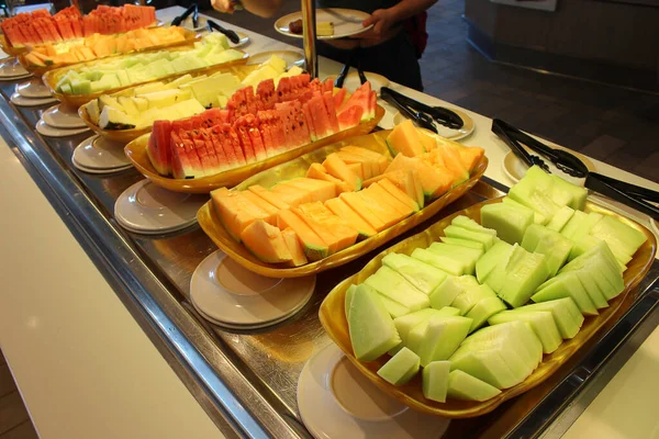 Ebédlő Büfé Elvont Luxushajó Fedélzetén Szelektív Fókusz Zöldséges Ételek Gyümölcsök — Stock Fotó