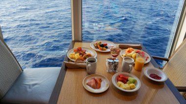 Soyut lüks yolcu gemisinde yemek odası büfesi. Modern yolcu gemisinde sağlıklı bir kahvaltı.