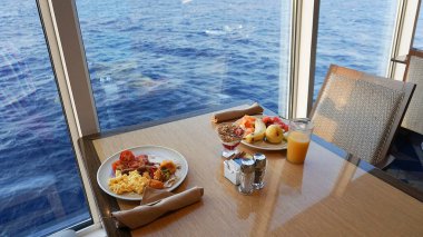 Soyut lüks yolcu gemisinde yemek odası büfesi. Modern yolcu gemisinde sağlıklı bir kahvaltı.