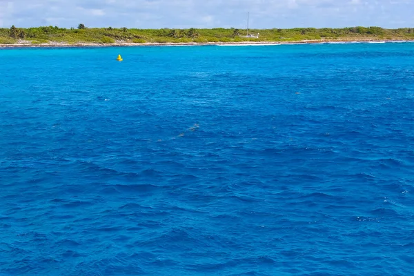プエルタ マヤの港 メキシコのコスメルに青いカリブ海の水を持つ海岸線 — ストック写真