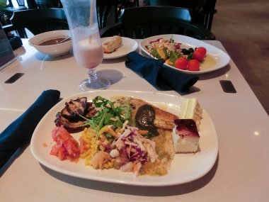 Soyut lüks yolcu gemisinde yemek odası büfesi. Modern yolcu gemisinde sağlıklı bir kahvaltı.