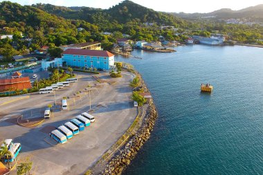 Sabahın erken saatlerinde Roatan Honduras 'ta tropikal bir plajın hava görüntüsü..