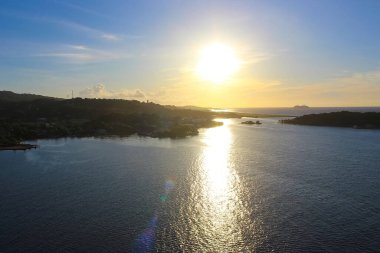 Sabahın erken saatlerinde Roatan Honduras 'ta tropikal bir plajın hava görüntüsü..
