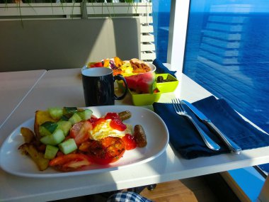 Soyut lüks yolcu gemisinde yemek odası büfesi. Modern yolcu gemisinde sağlıklı bir kahvaltı.