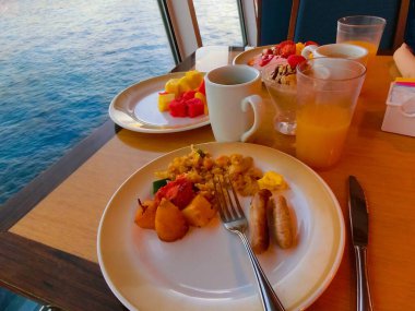 Soyut lüks yolcu gemisinde yemek odası büfesi. Modern yolcu gemisinde sağlıklı bir kahvaltı.