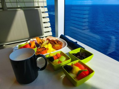 Soyut lüks yolcu gemisinde yemek odası büfesi. Modern yolcu gemisinde sağlıklı bir kahvaltı.