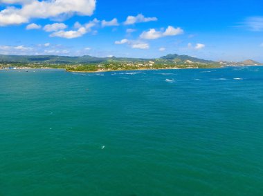 Gemiler, tekneler, konteynırlar, Puerto Plata limanı, sanayi bölgesinin liman ve şehir manzarası, Dominik Cumhuriyeti - yolcu gemisinden manzara