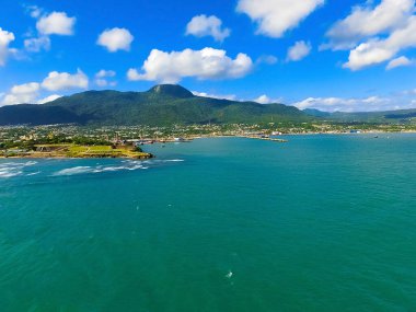 Gemiler, tekneler, konteynırlar, Puerto Plata limanı, sanayi bölgesinin liman ve şehir manzarası, Dominik Cumhuriyeti - yolcu gemisinden manzara