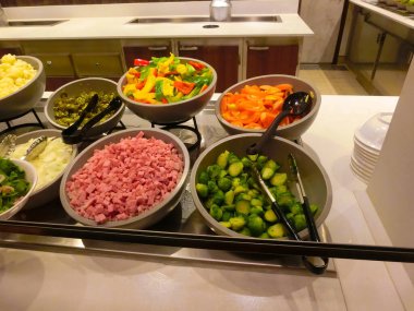 Yemek odası büfe soyut lüks gemide gemisi. Seçici odak. sebze yemekleri