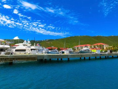 St. Thomas, USVI. ABD Virgin Adalarından birinde yeşil kıyı şeridi görüntüsü.