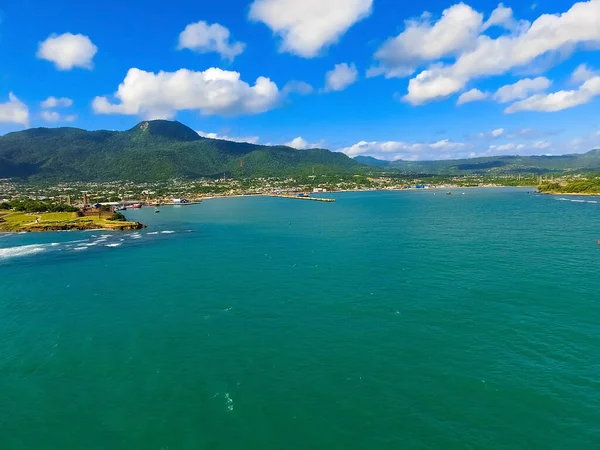 Gemiler, tekneler, konteynırlar, Puerto Plata limanı, sanayi bölgesinin liman ve şehir manzarası, Dominik Cumhuriyeti - yolcu gemisinden manzara
