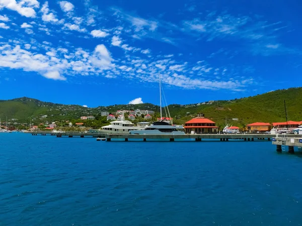 圣托马斯 Usvi 美属维尔京群岛的绿色海岸线景观 — 图库照片