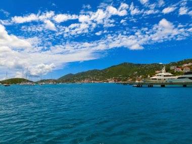 St. Thomas, USVI. ABD Virgin Adalarından birinde yeşil kıyı şeridi görüntüsü.