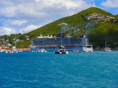 St. Thomas, USVI. ABD Virgin Adalarından birinde yeşil kıyı şeridi görüntüsü.