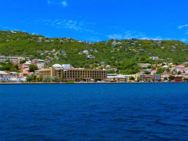 St. Thomas, USVI. ABD Virgin Adalarından birinde yeşil kıyı şeridi görüntüsü.