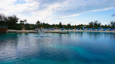 Cococay manzarası, Bahamalar 'daki ada, misafirlerin günü eğlenerek geçirdiği yer..