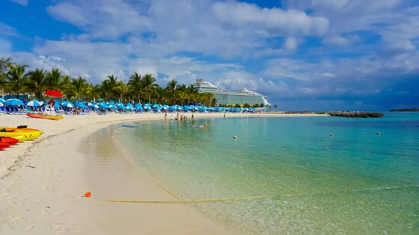 Cococay Manzarası Bahamalar Daki Ada Misafirlerin Günü Eğlenerek Geçirdiği Yer — Stok fotoğraf