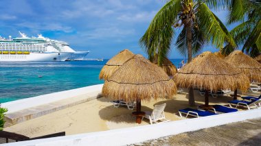 Puerta Maya Limanı - Meksika 'da Cozumel' de mavi Karayip sularıyla kıyı şeridi