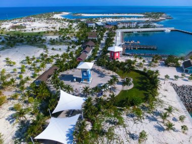 Okyanus Cay Bahamalar Adası 'ndaki kumsalda renkli evler ve turkuaz su