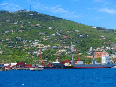St. Thomas, USVI. ABD Virgin Adalarından birinde yeşil kıyı şeridi görüntüsü.
