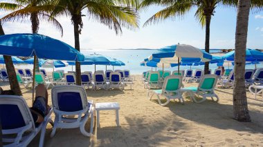 Cococay manzarası, Bahamalar 'daki ada, misafirlerin günü eğlenerek geçirdiği yer..